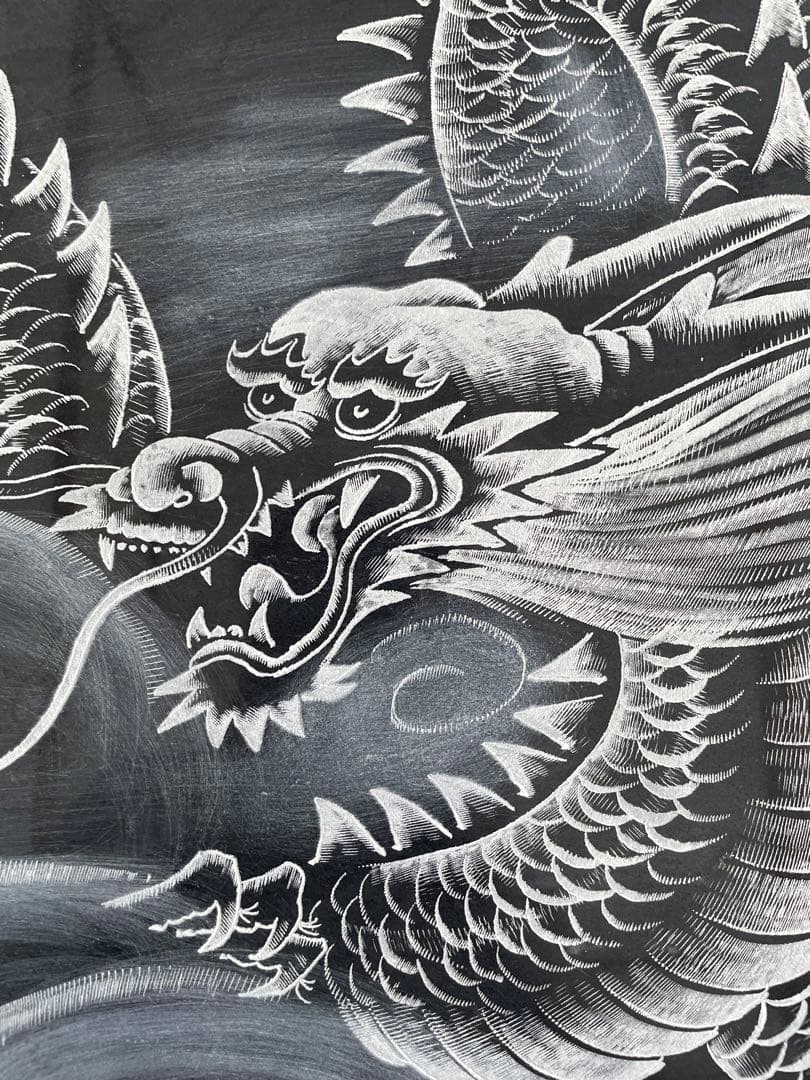 庵治石　石の龍　龍の彫刻　ドラゴン絵柄の円形置物　直径61㎝　高さ78㎝　木製台