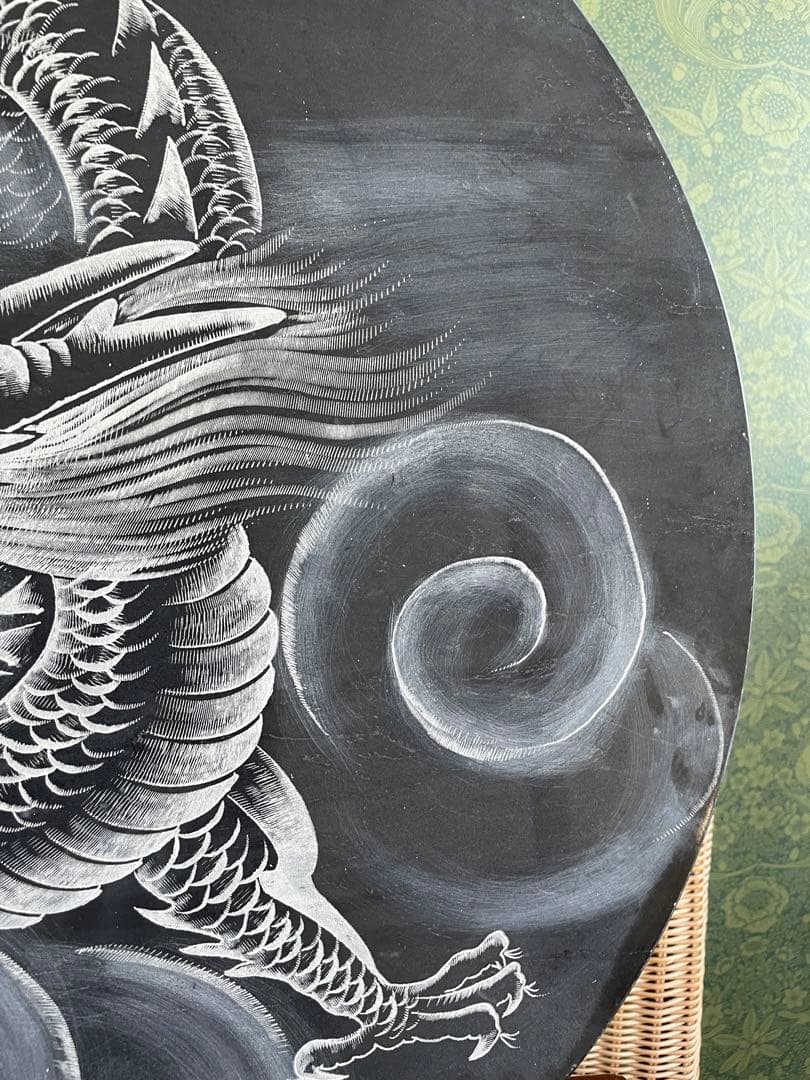 庵治石　石の龍　龍の彫刻　ドラゴン絵柄の円形置物　直径61㎝　高さ78㎝　木製台