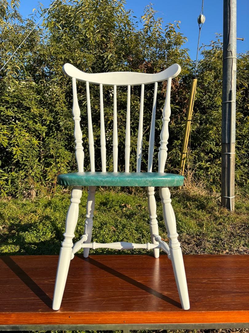 飛騨家具　WINDS太平 白いダイニングチェア① ウィンザーチェア　鋲打ち