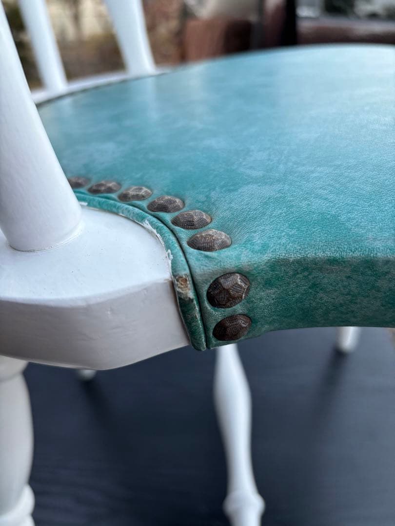 飛騨家具　WINDS太平 白いダイニングチェア① ウィンザーチェア　鋲打ち