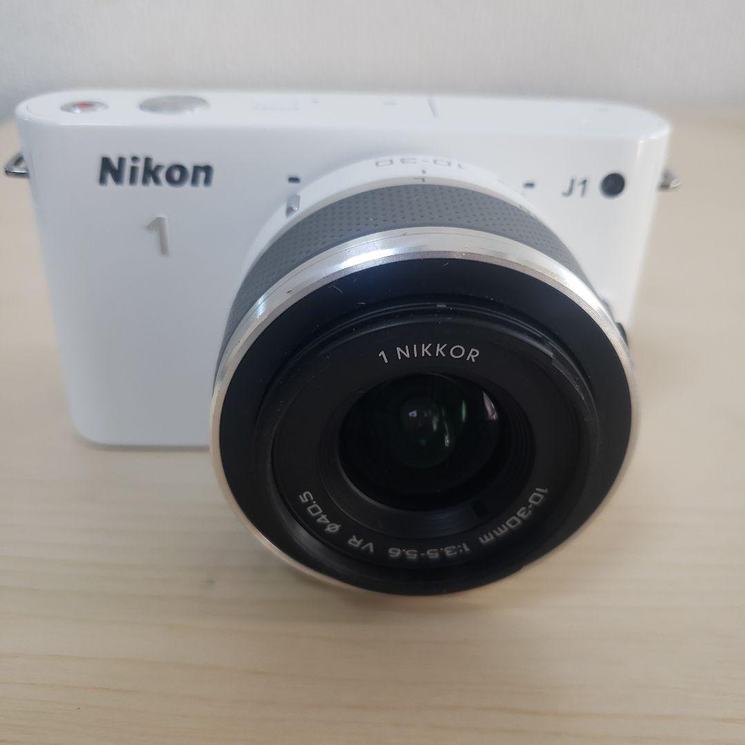 ★美品　Nikon1 J1　ミラーレス一眼カメラ　標準ズームレンズ　ホワイト