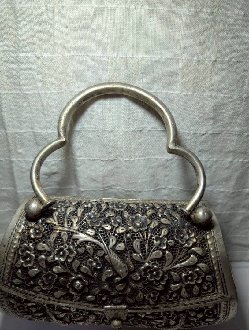 金属 アンティーク バッグ 花柄彫刻の銀色ハンドバッグ