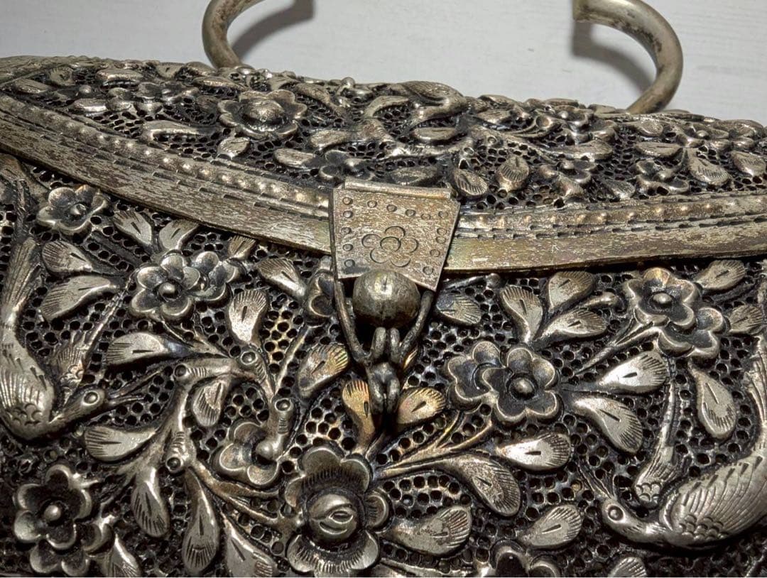 金属 アンティーク バッグ 花柄彫刻の銀色ハンドバッグ