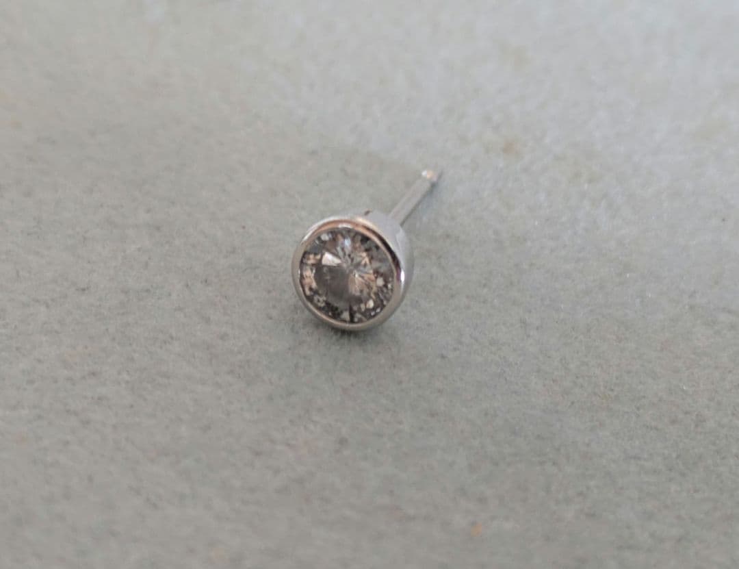 PT900　0.35カラット　ダイヤモンド　片耳　シンプル　ピアス