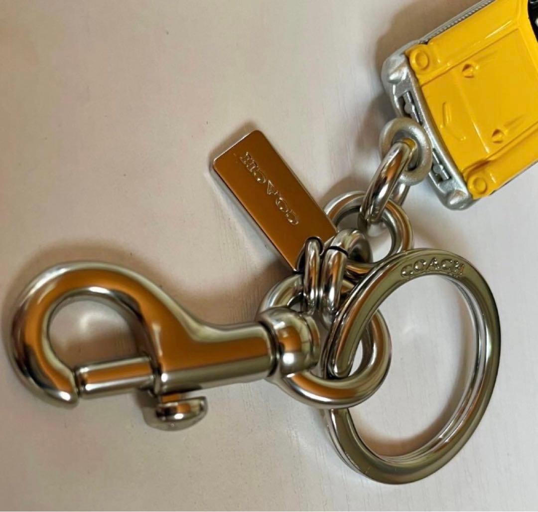 希少 COACH スモールタクシー キーホルダー バッグチャーム　オンライン完売