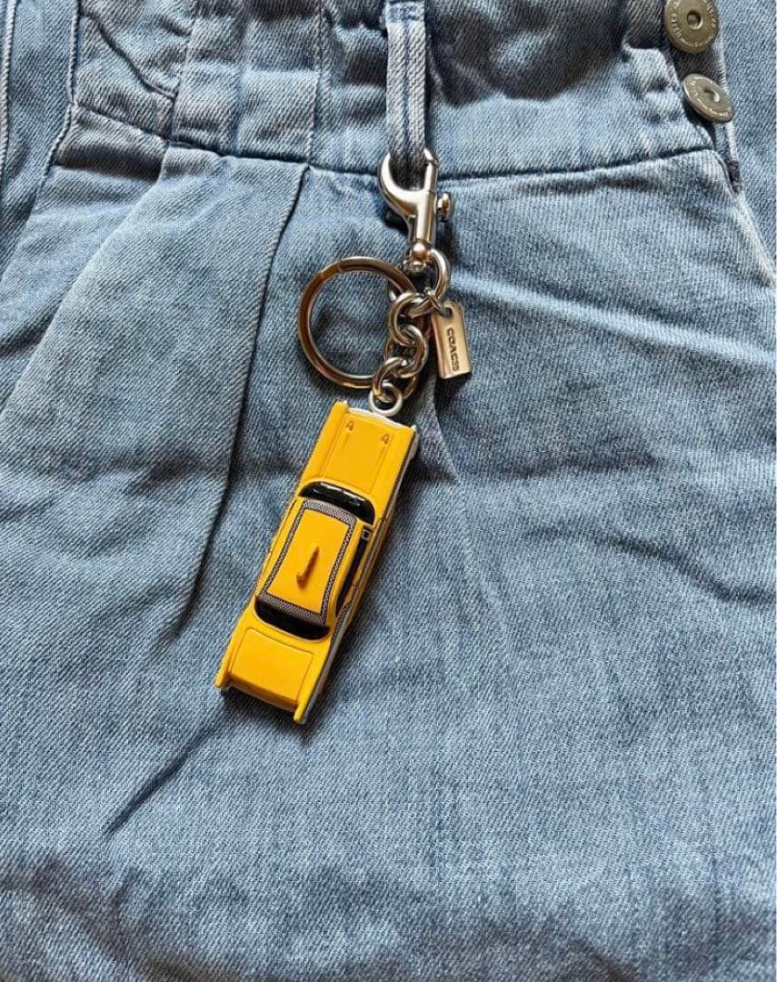 希少 COACH スモールタクシー キーホルダー バッグチャーム　オンライン完売