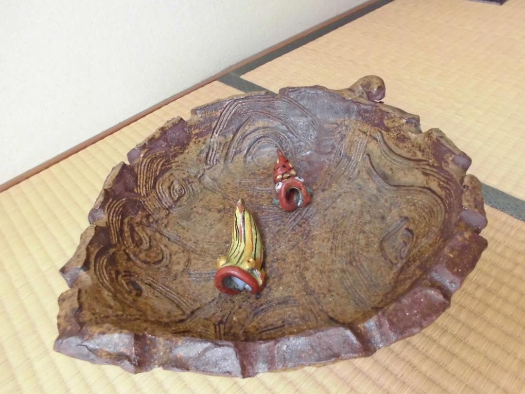 和＆アジアンテイスト　重厚感のある木の葉型の陶器の睡蓮鉢　陶器の魚の置物２体付き