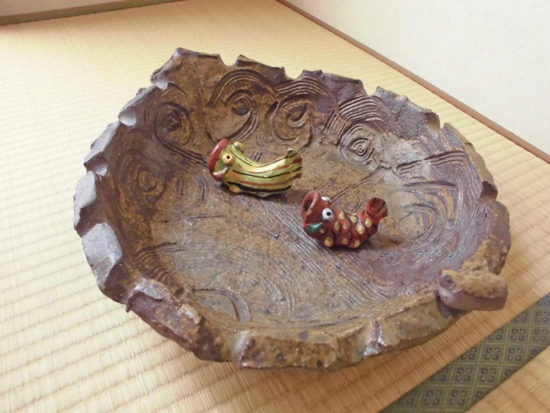 和＆アジアンテイスト　重厚感のある木の葉型の陶器の睡蓮鉢　陶器の魚の置物２体付き