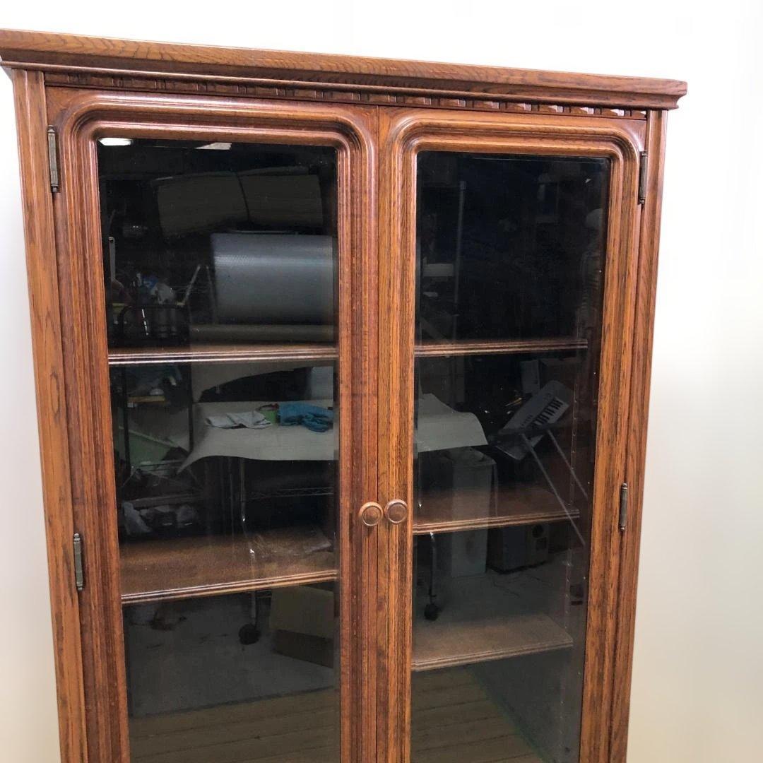 送料無料 高級家具 アンティーク調 木製ガラスキャビネット 飾り棚 251214