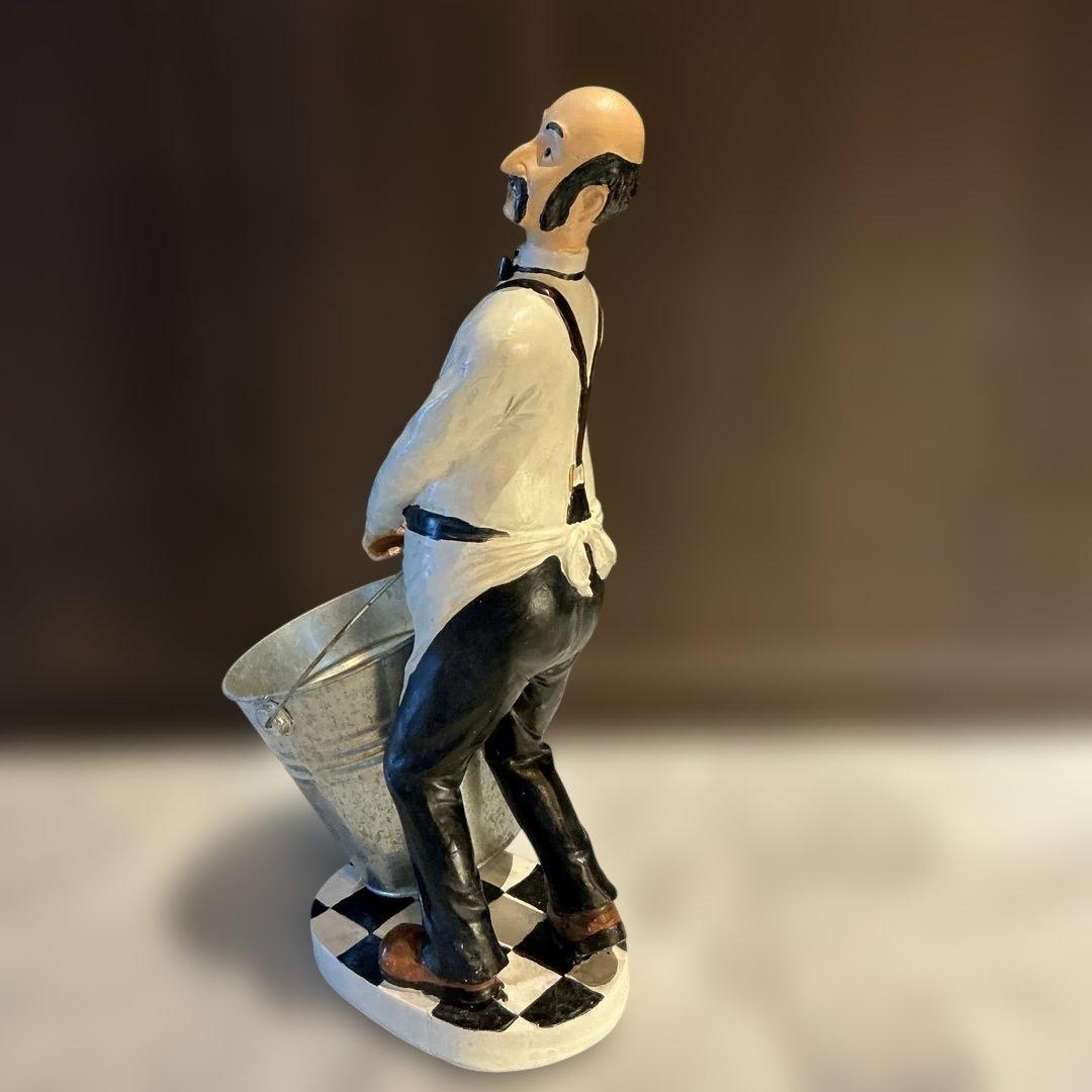 アンティーク　バケツを持つ男性の陶器フィギュア