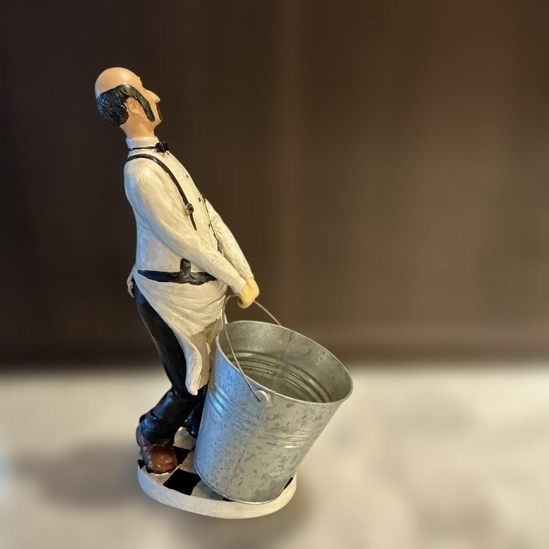 アンティーク　バケツを持つ男性の陶器フィギュア