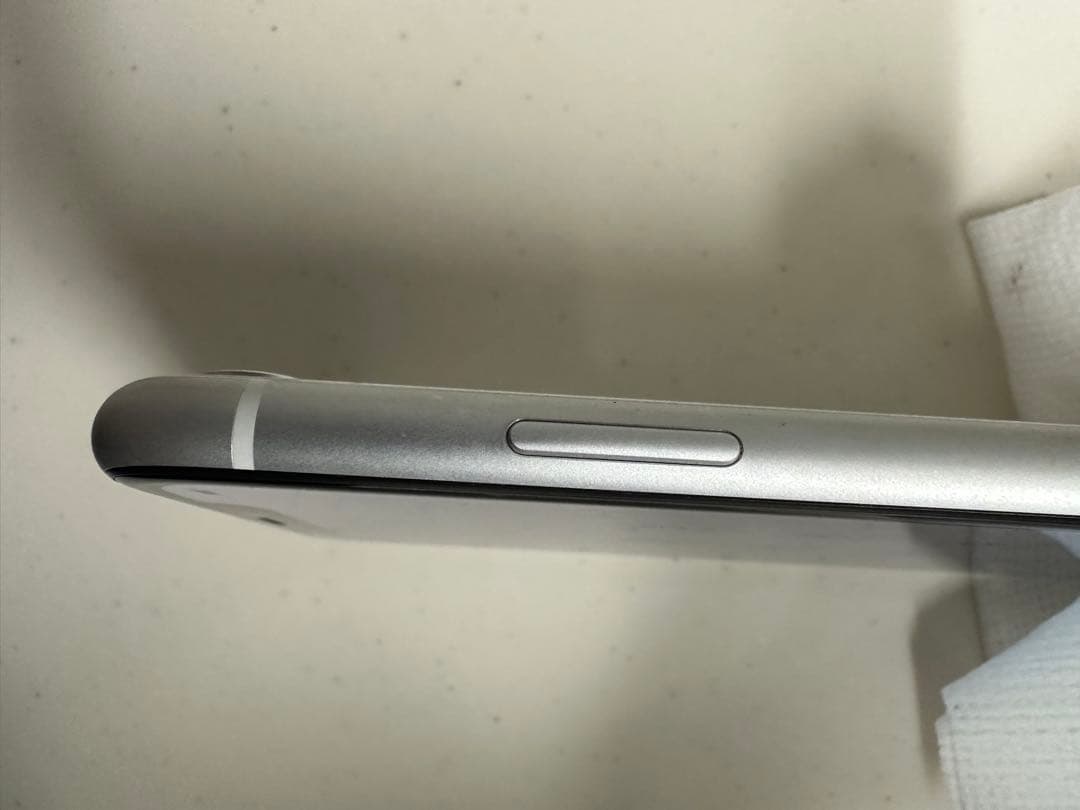 美品　iPhone XR ホワイト 128GB バッテリー81% SIMフリ -