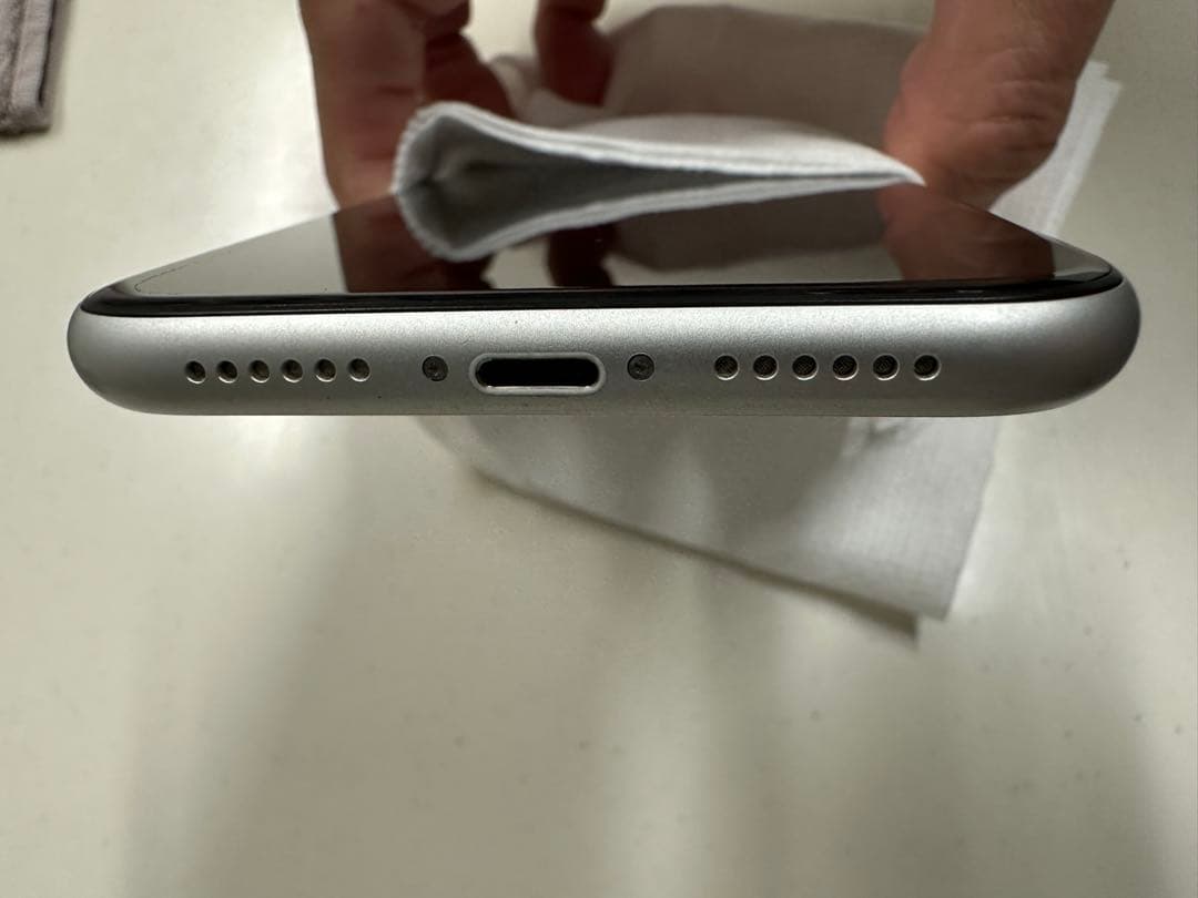 美品　iPhone XR ホワイト 128GB バッテリー81% SIMフリ -