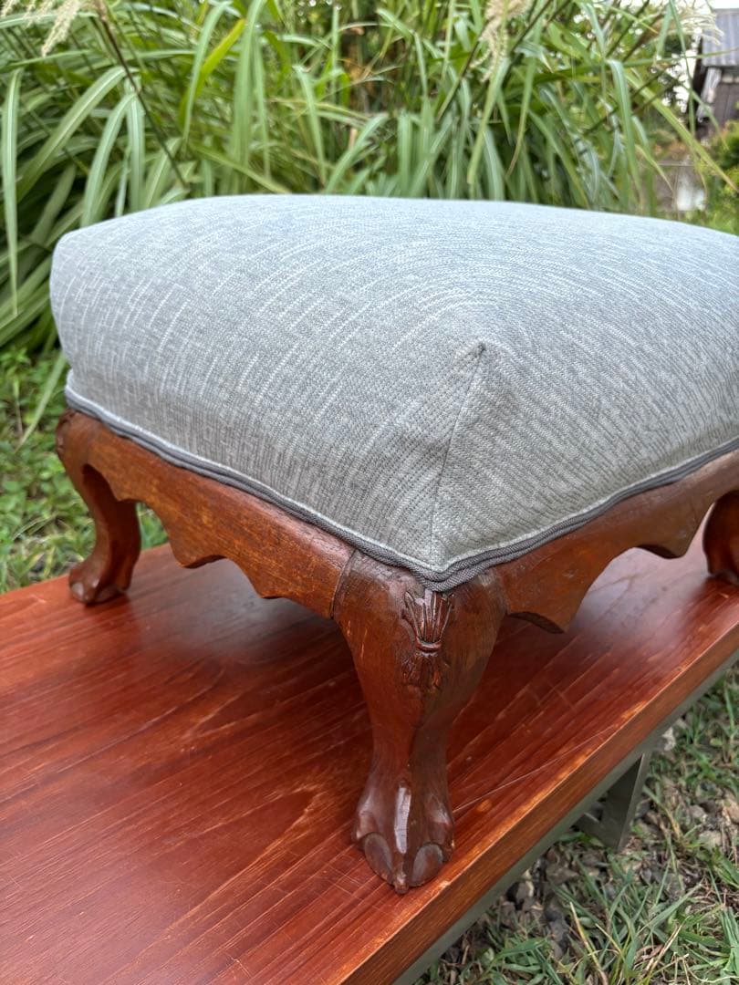 アンティーク　グレーのオットマン・スツール　カブリオールレッグ　クロウ&ボール