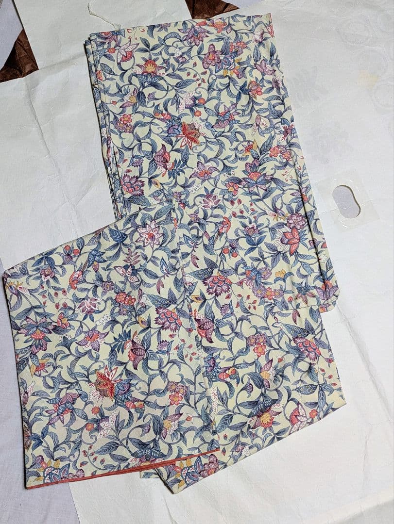 【新品未使用】正絹 花柄 小紋 着物 クリーム色 広衿 袷 しつけ糸付き