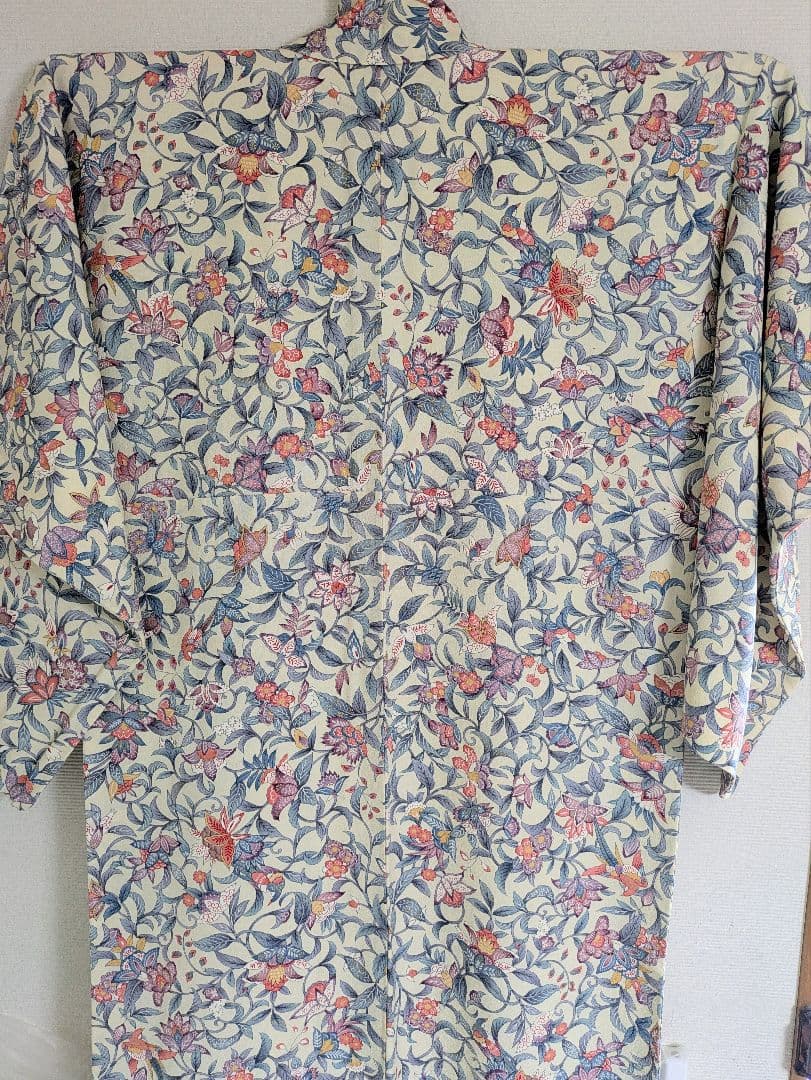 【新品未使用】正絹 花柄 小紋 着物 クリーム色 広衿 袷 しつけ糸付き