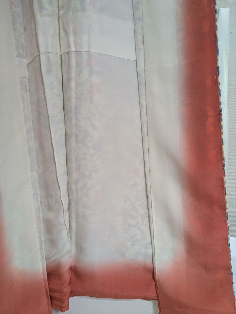 【新品未使用】正絹 花柄 小紋 着物 クリーム色 広衿 袷 しつけ糸付き