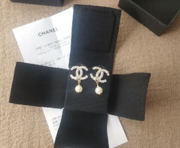 極美品イヤリング ココマーク ロゴ フェイクパール ラインストーン ゴールドカ