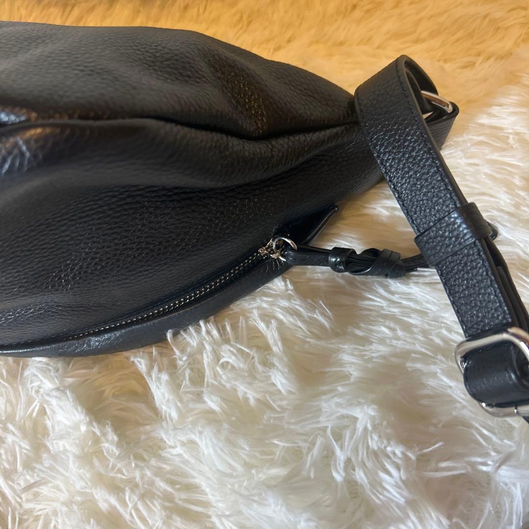 【極美品】nouer ヌエール　レザー　クロスボディバッグ　ブラック