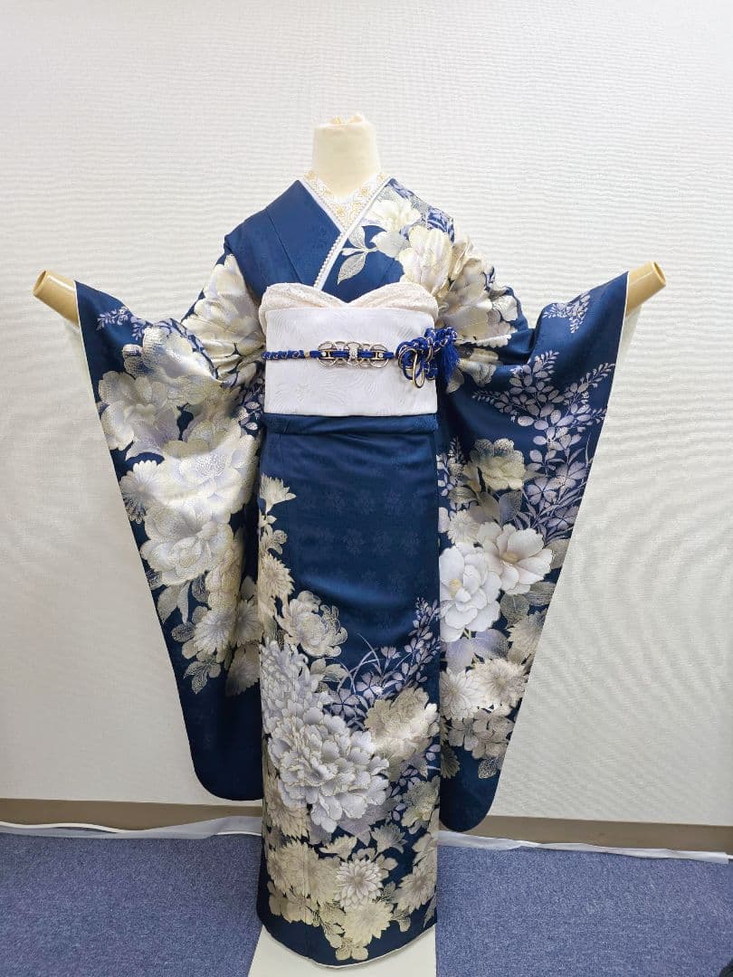 【157~170センチぐらいの方が適応サイズ】振袖のみ　るなのあ紺色