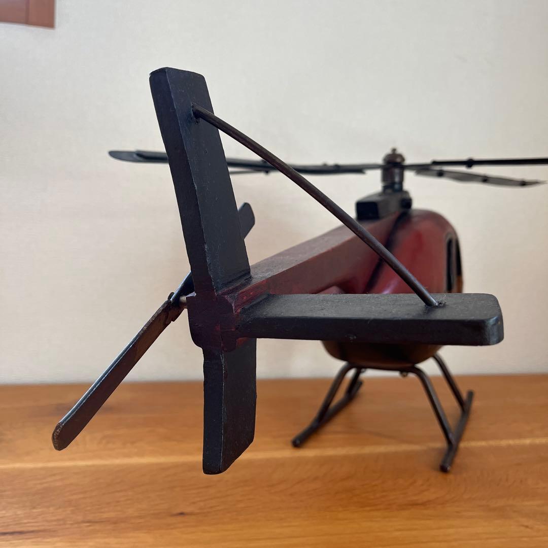 大きな古いブリキのヘリコプター