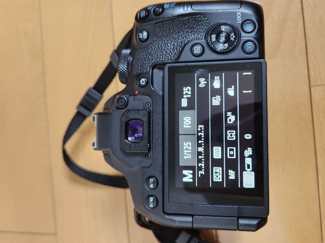 Canon kiss x10i(故障あり)　バッテリー　充電器　ストラップ