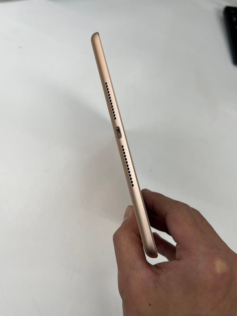 iPad 第6世代 32GB MRM02J SoftBank