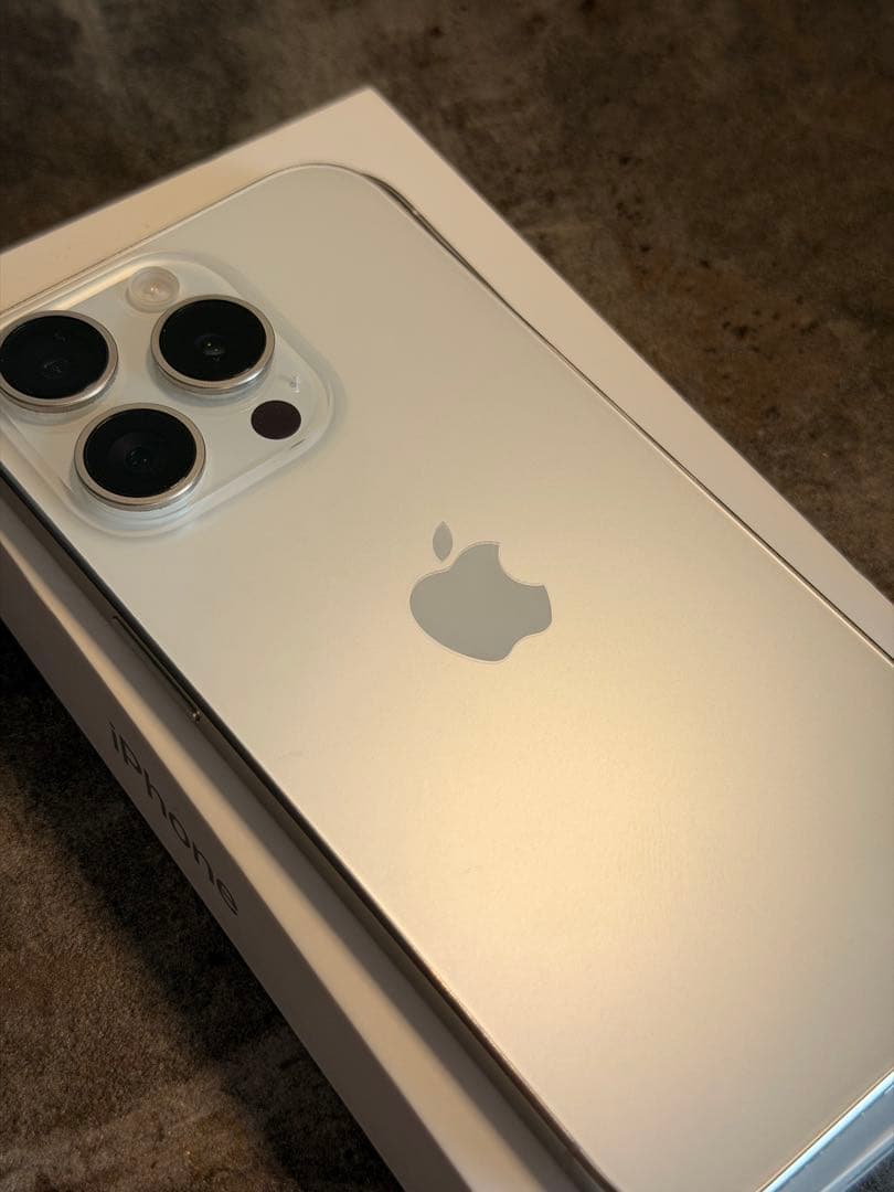 Apple iPhone 15 Pro ホワイトチタニウム 本体