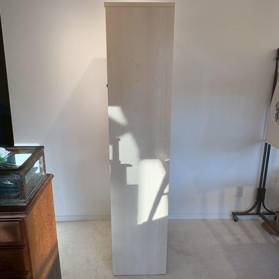 食器棚　白　上の扉磁石ないです。