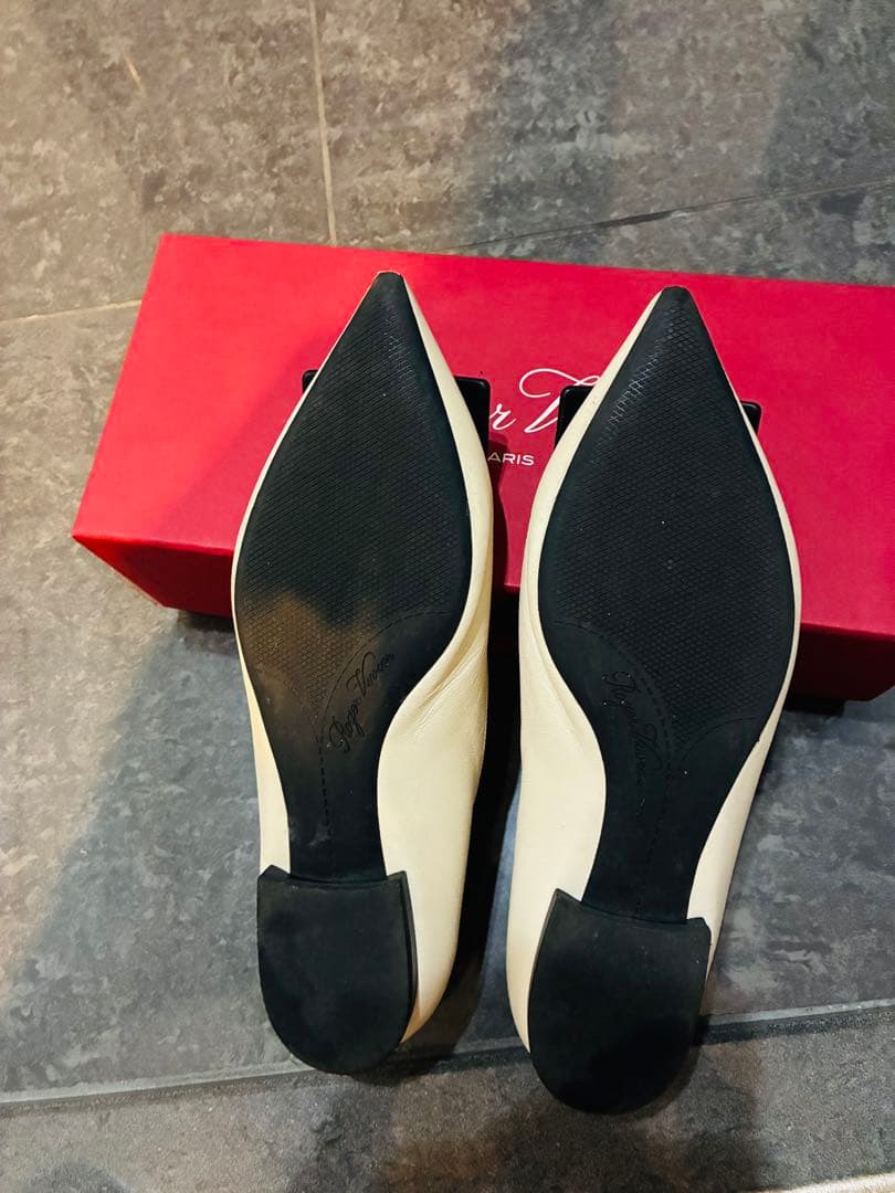 ROGER VIVIER アイボリーフラットシューズ　サイズ39