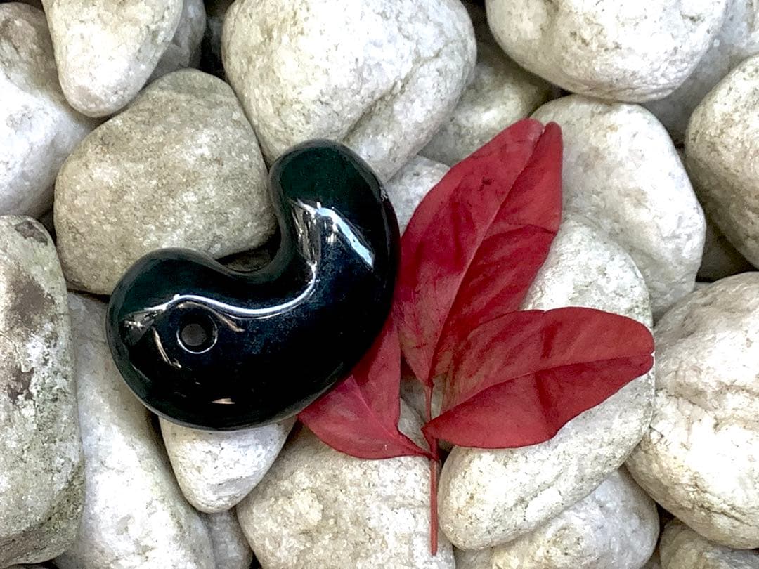 神宿る【 出雲石(青緑色の碧玉) 】島根県花仙山瑪瑙　青瑪瑙　出雲型勾玉　鑑別‼️