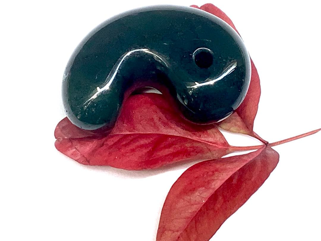 神宿る【 出雲石(青緑色の碧玉) 】島根県花仙山瑪瑙　青瑪瑙　出雲型勾玉　鑑別‼️