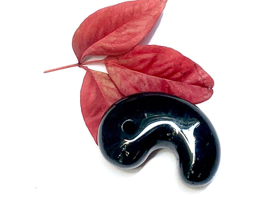 神宿る【 出雲石(青緑色の碧玉) 】島根県花仙山瑪瑙　青瑪瑙　出雲型勾玉　鑑別‼️