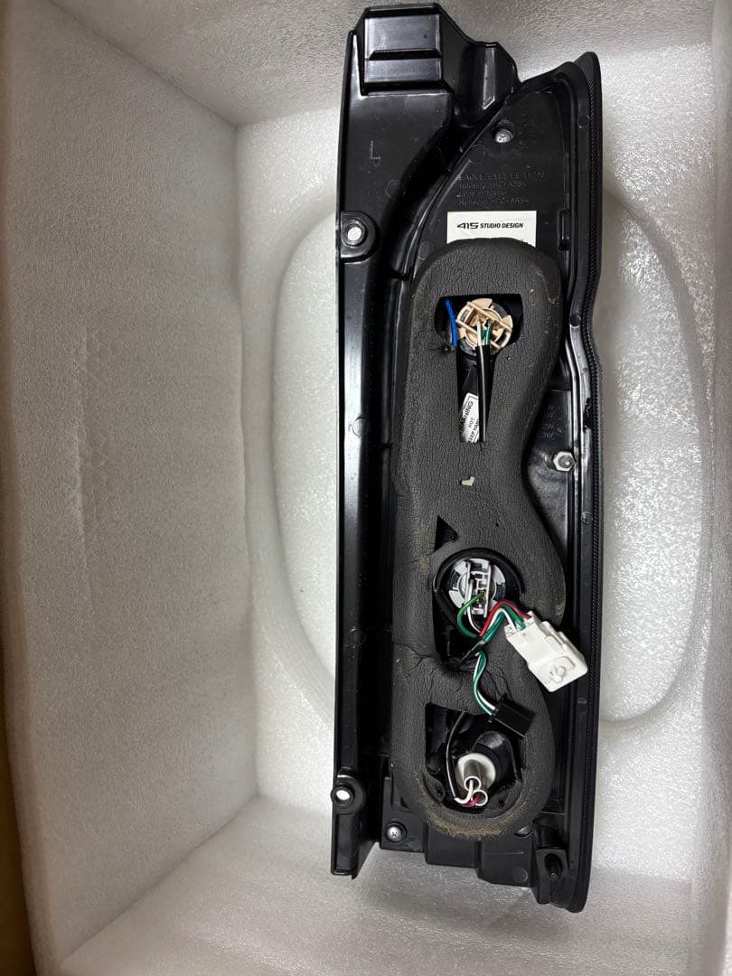 【ハイエース】テールライト T1788 BSR2-SC85HX