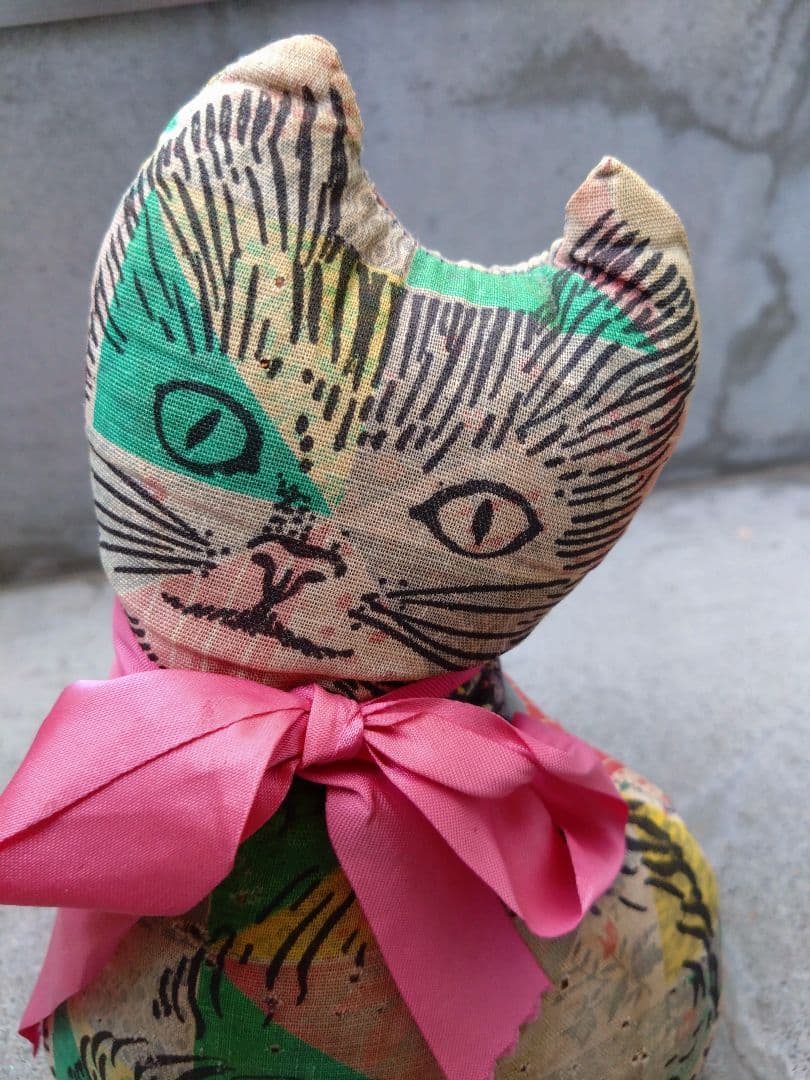 アメリカン　ヴィンテージ　もみの木葉っぱが入った　布製　猫が　フィギュア　置物