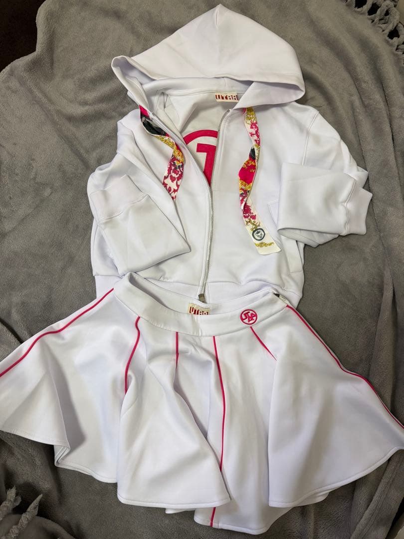 UTAA ホワイトフード付きスウェットとスカートセット