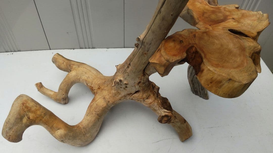 流木を使った天然素材のキャットタワー