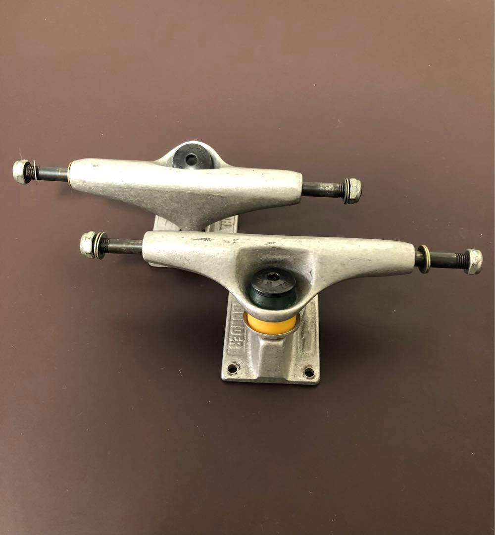 スケートボード THUNDER TRUCKS