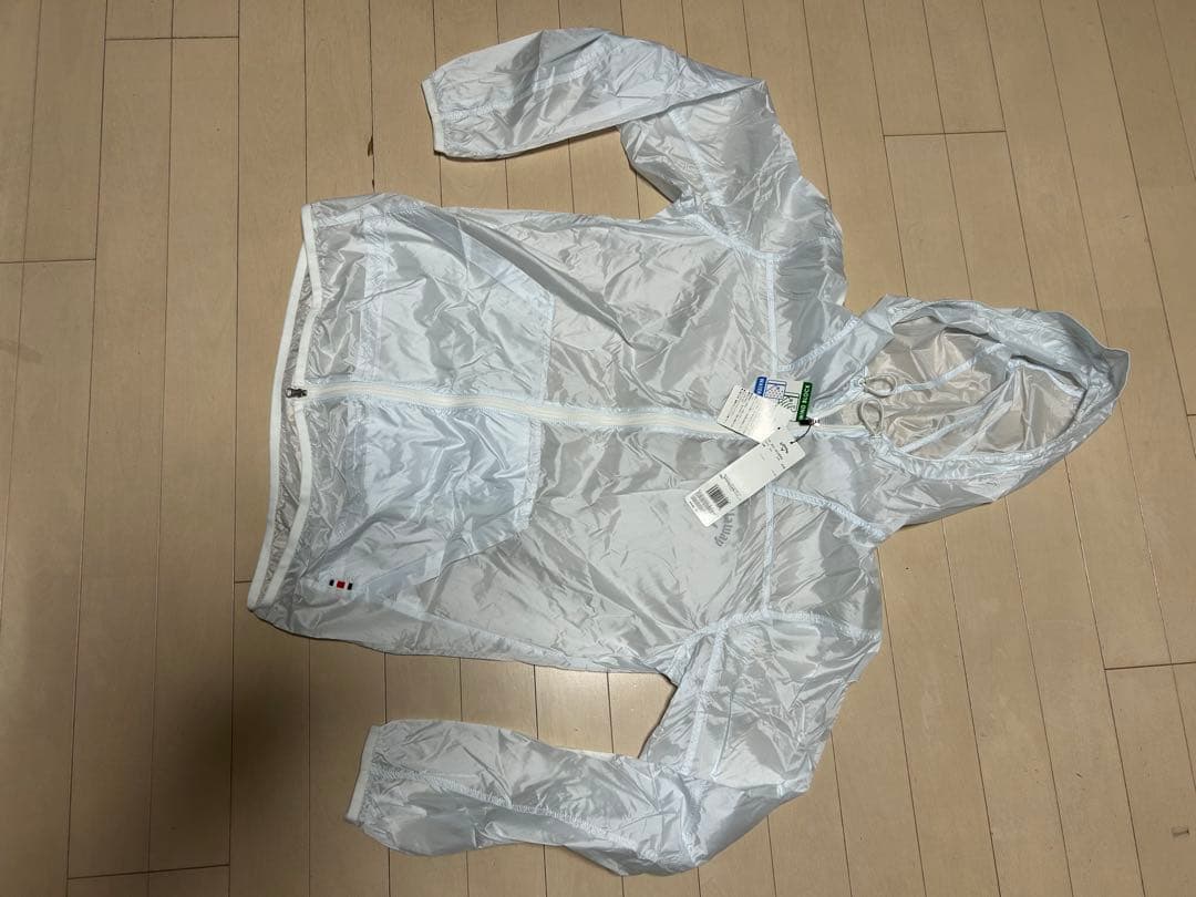 ①ドライスポーツTシャツ（ピンク色） ②ウインドウ・レインブレーカー（薄水色）