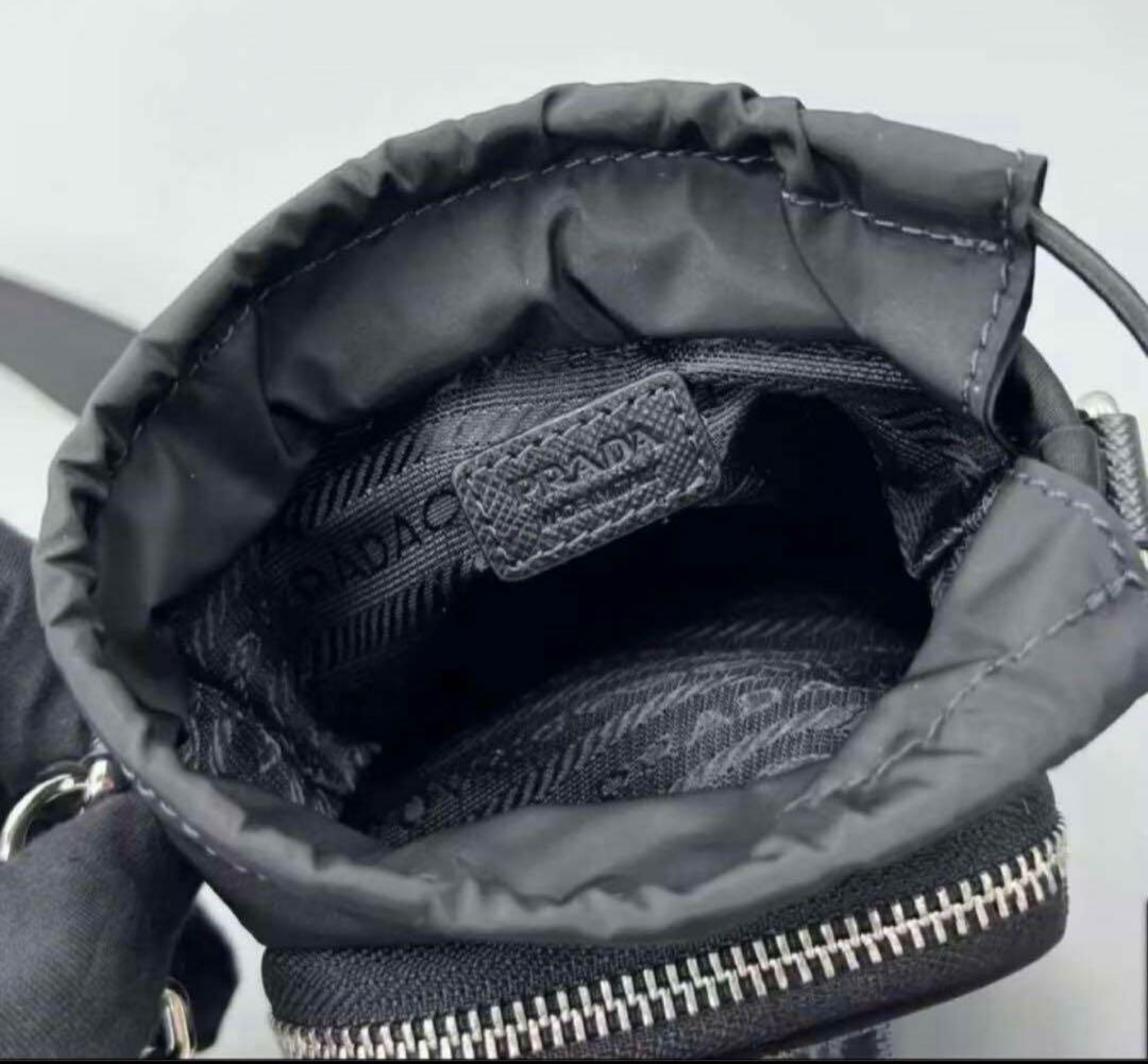 PRADA ノベルティ スマホショルダーバッグ ブラック