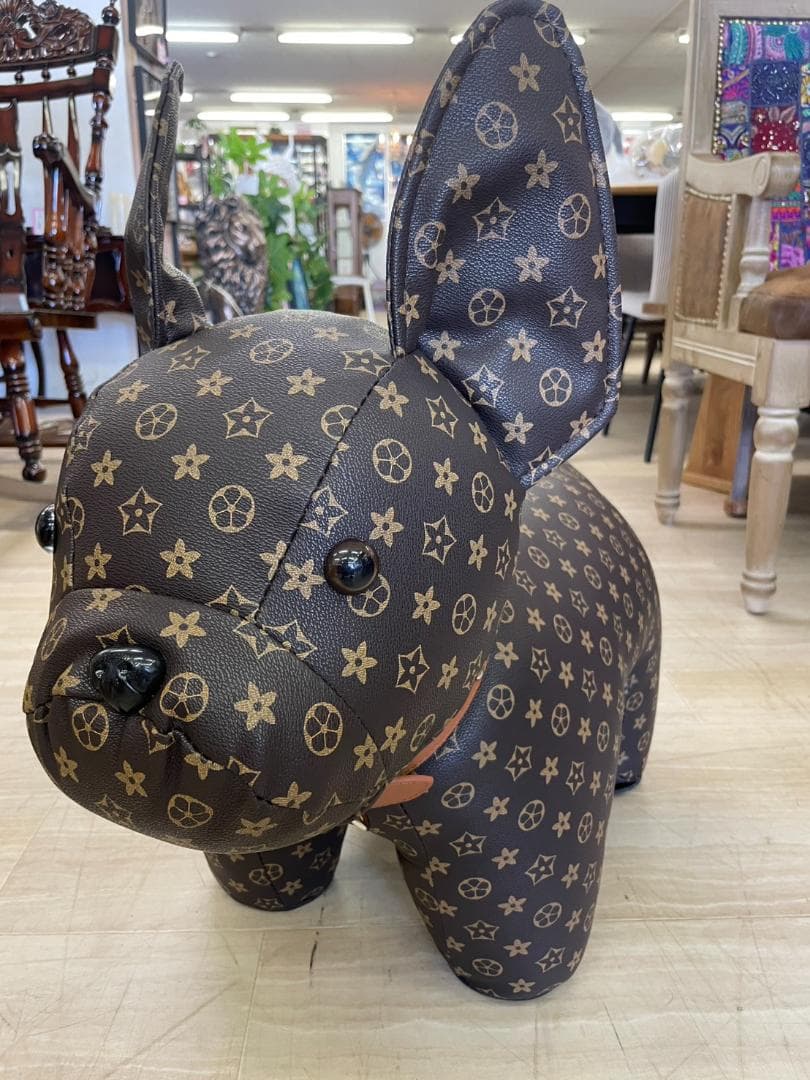 座れるオブジェ　ぬいぐるみ　スツール　イス　モノグラム　ブランド　犬　キャンバス