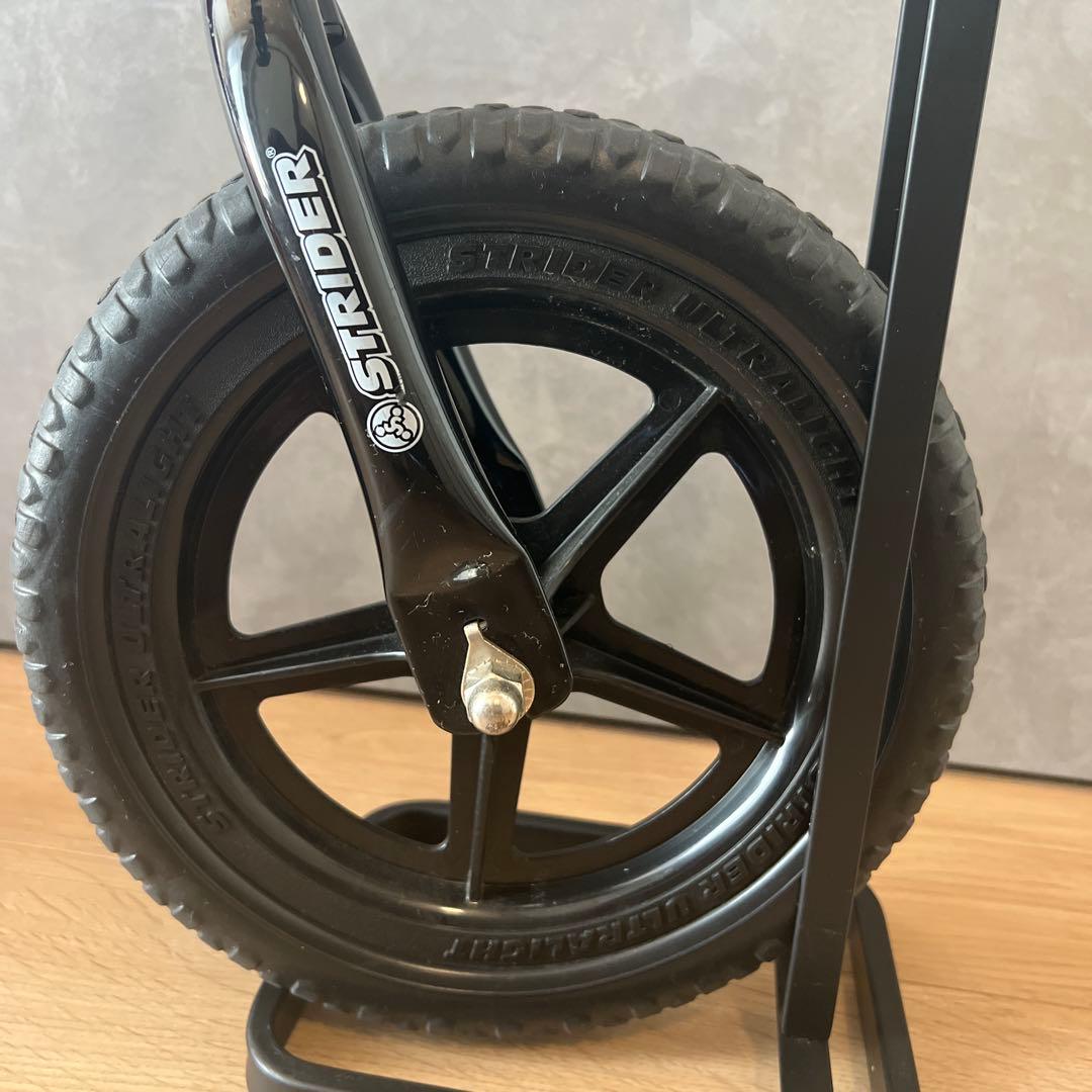 ストライダー　12インチ レッド　スタンド付き
