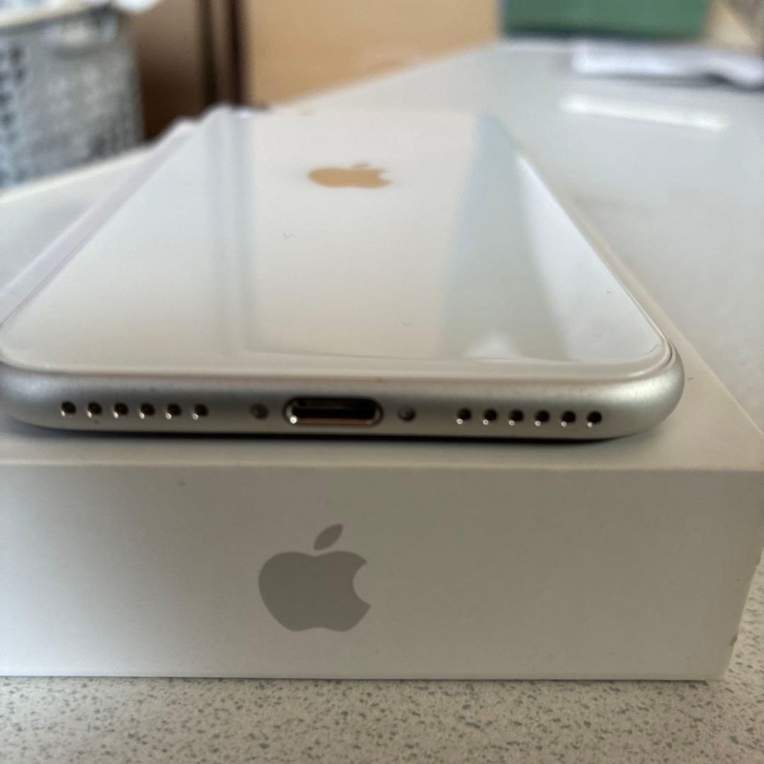 Apple iPhone SE (第２世代) ホワイト64㎇