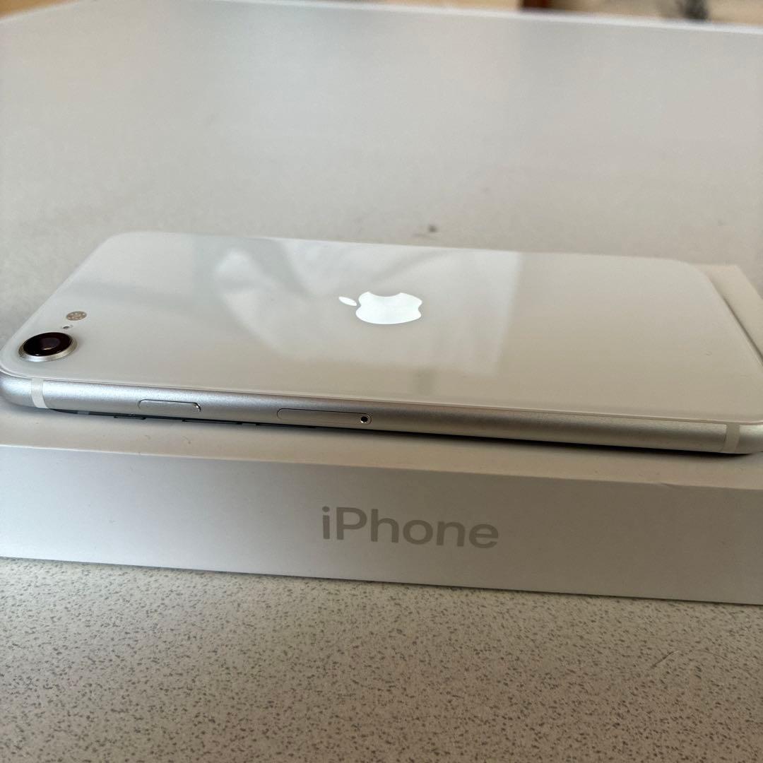 Apple iPhone SE (第２世代) ホワイト64㎇