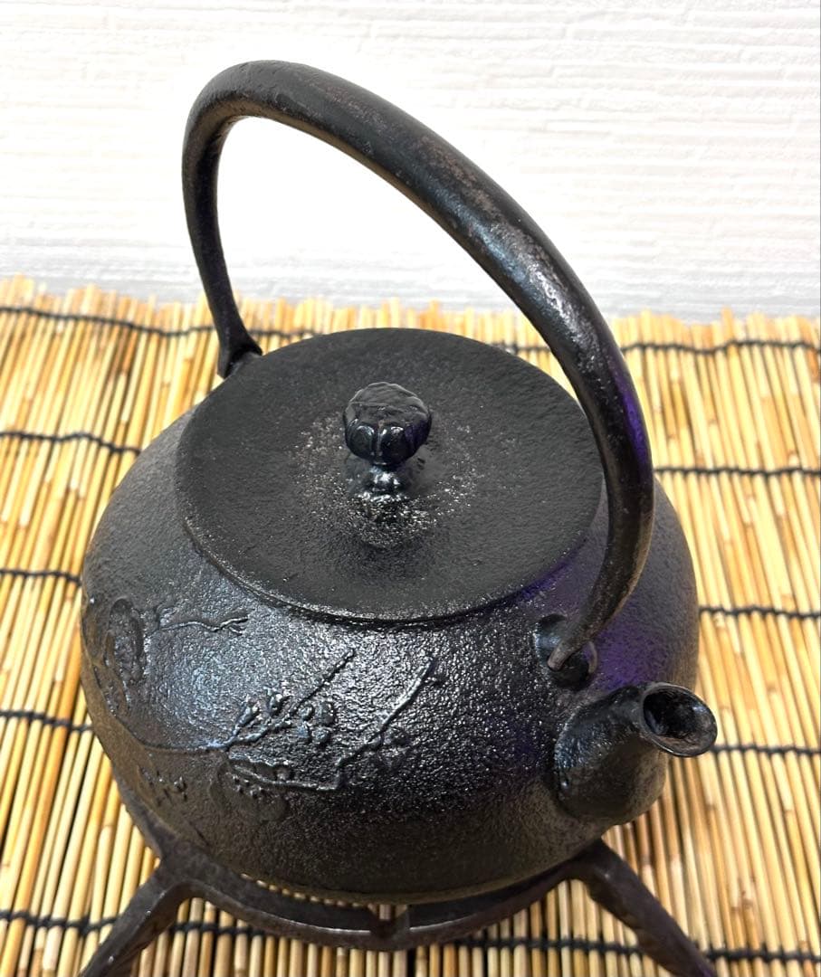 未使用品　南部虎山工房造　１０型梅文様　南部鉄瓶　Mona mama様　売約済み