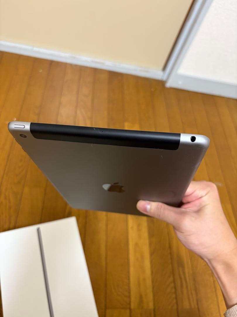 た*様 Apple iPad 第5世代32GB SIMフリーバテッリ容量95%