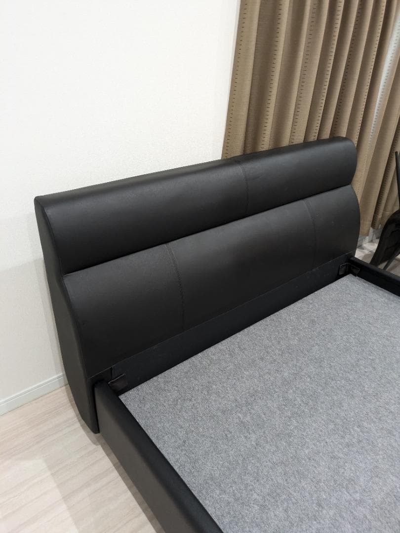 黒いワイドダブルベッドフレーム