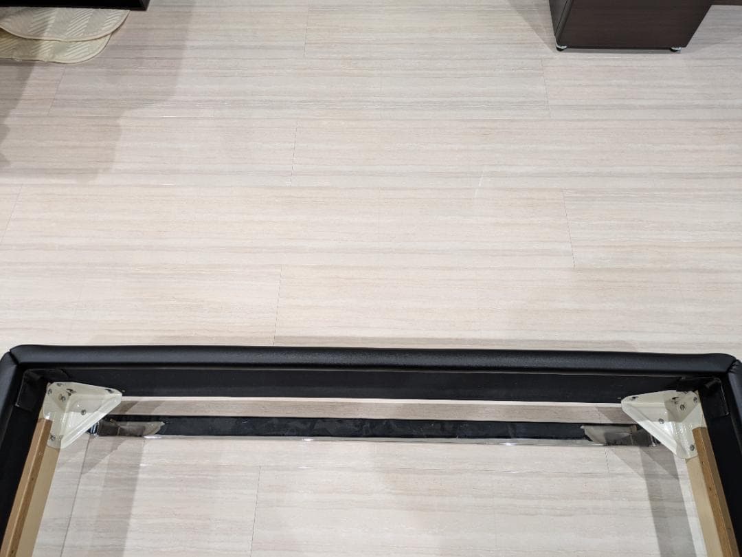 黒いワイドダブルベッドフレーム