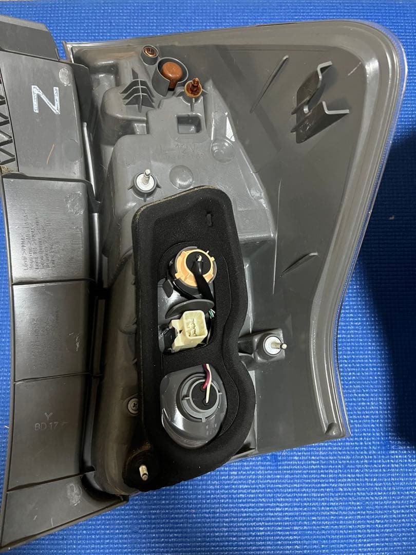 プリウスα 前期リアランプ　左右2個セット