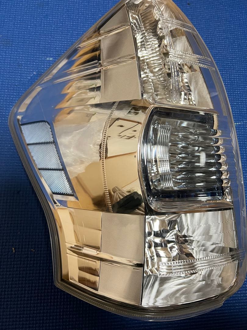 プリウスα 前期リアランプ　左右2個セット